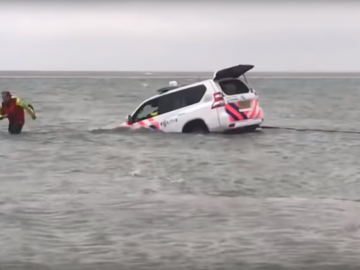 Politiejeep Renesse in zee