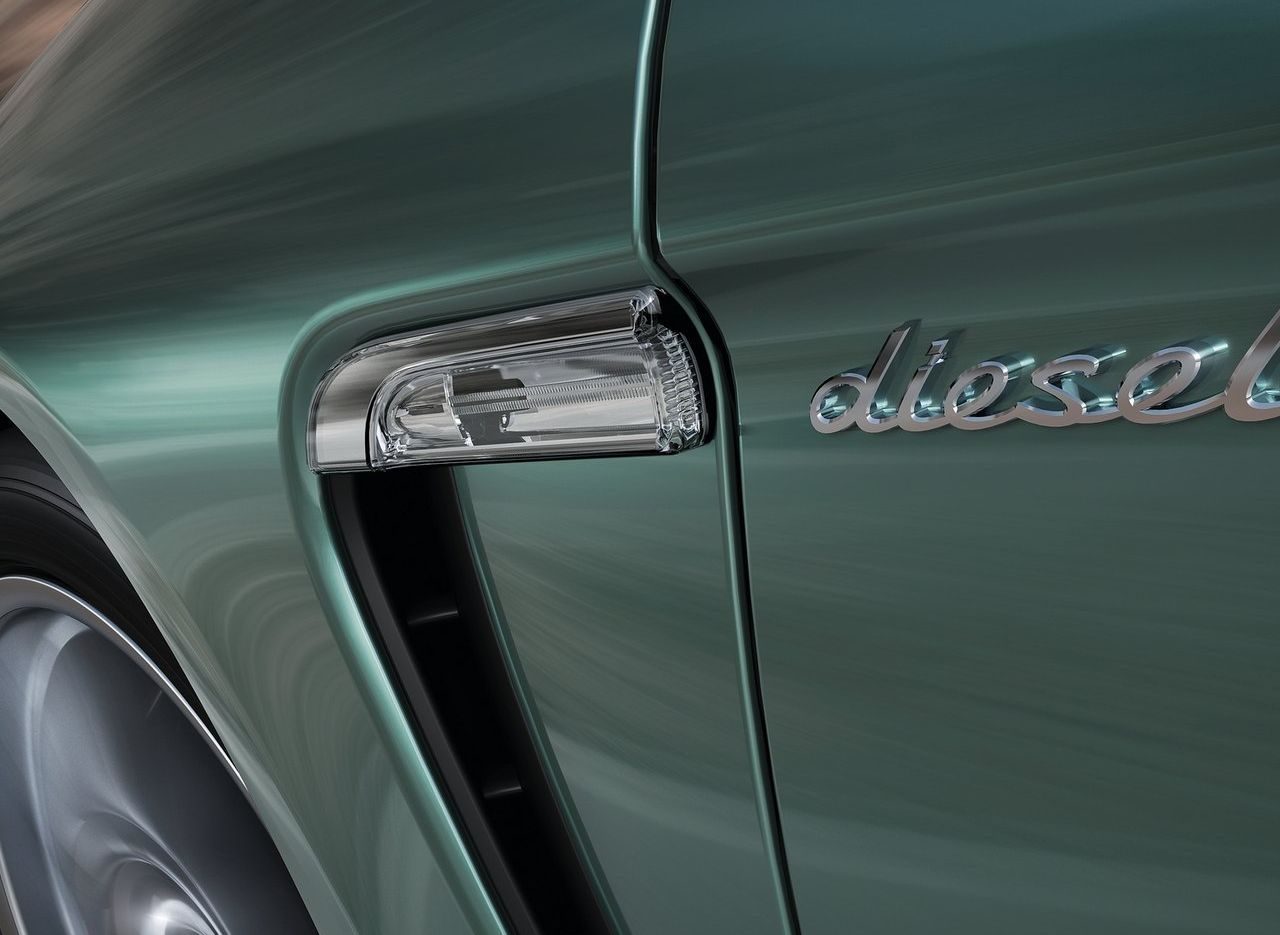 Een groene Porsche met het woord diesel op de motorkap.