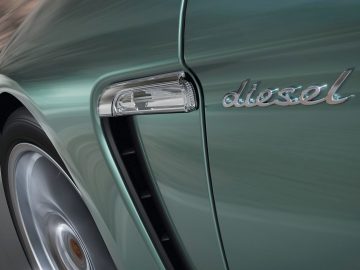 Een groene Porsche-sportwagen met het woord diesel op de motorkap.