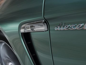 Een groene Porsche met het woord diesel op de motorkap.