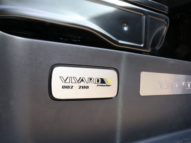 De achterkant van een Opel Vivaro met een logo erop.