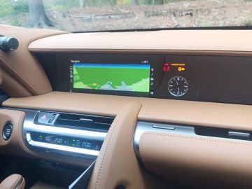 Het dashboard van een bruine auto met een GPS-scherm en JRE.