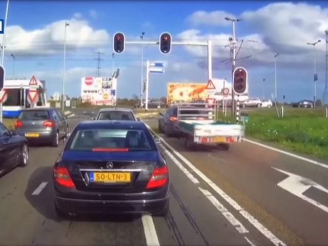 Een auto rijdt door rood en knalt op een tram in Amsterdam.