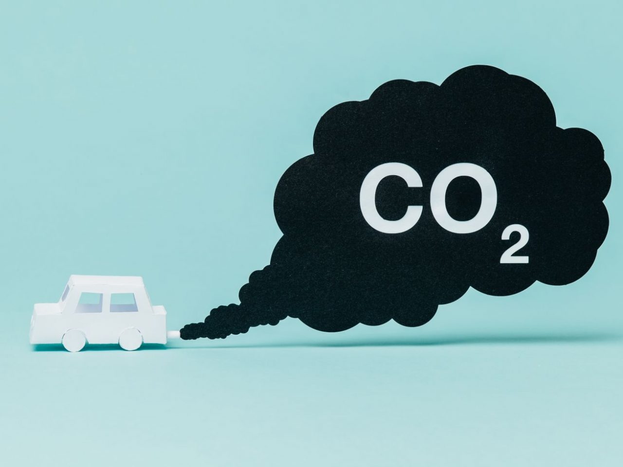 Een kleine importauto waar zwarte rook uit stroomt.