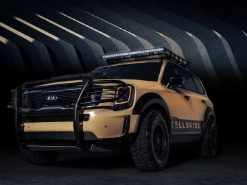De Ford Bronco uit 2020 wordt getoond in een donkere kamer, die doet denken aan de mysterieuze sfeer van Telluride.