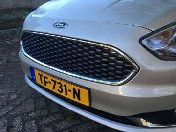 De voorkant van een zilveren Ford Ka+.