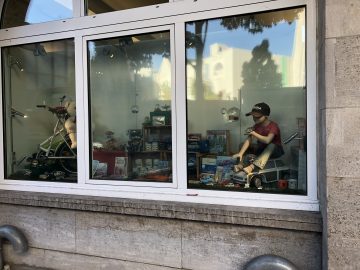 Een raam met daarin een tentoonstelling van Trabant-beeldjes.