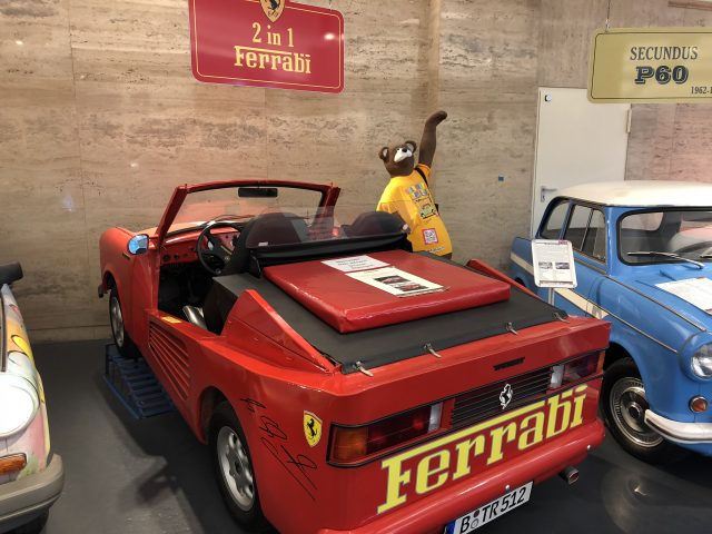 Een Trabant-auto staat tentoongesteld in een museum.