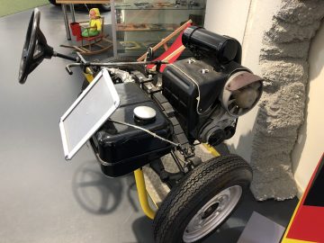 Een Trabant-motorfiets staat tentoongesteld in een museum.