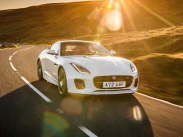 De Jaguar F-Type rijdt over een landweggetje.