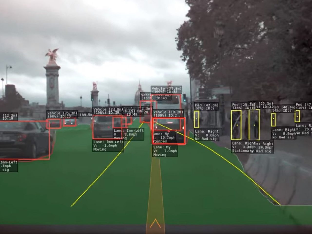Een screenshot van een Tesla die op een weg rijdt met Autopilot.