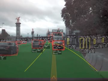 Een screenshot van een Tesla die op een weg rijdt met Autopilot.