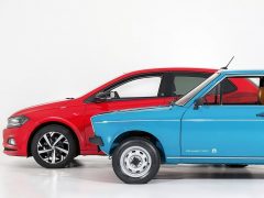 Een blauwe en rode auto naast elkaar geparkeerd voor autoverkoop 2019.