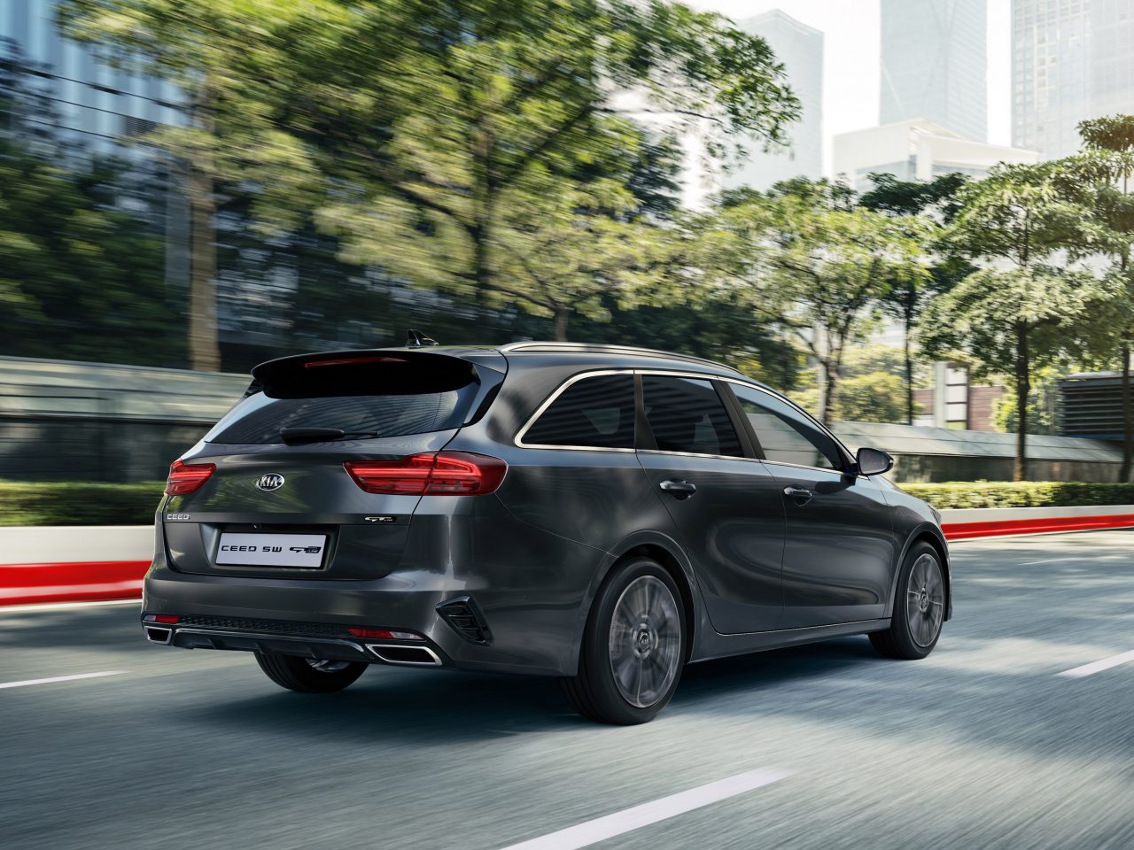 2019 Kia GT-Line rijdend door een stadsstraat.