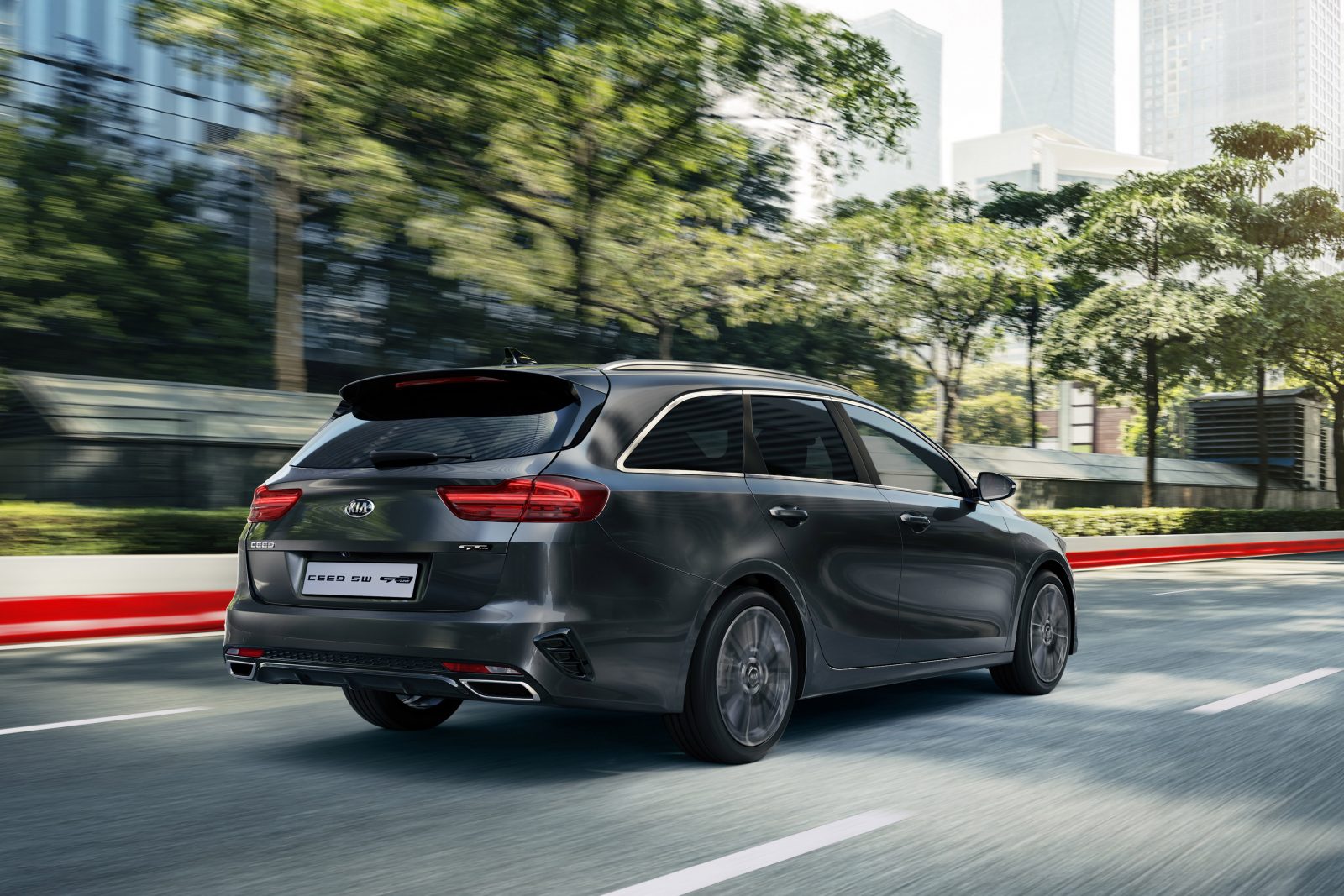 2019 Kia GT-Line rijdend door een stadsstraat.