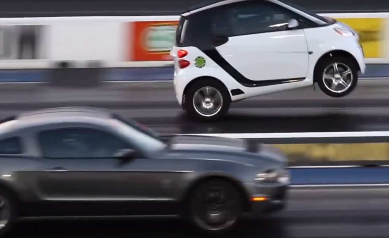 Smart fortwo versus Ford Mustang dragrace.