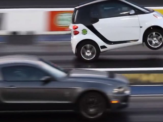 Smart fortwo versus Ford Mustang dragrace.