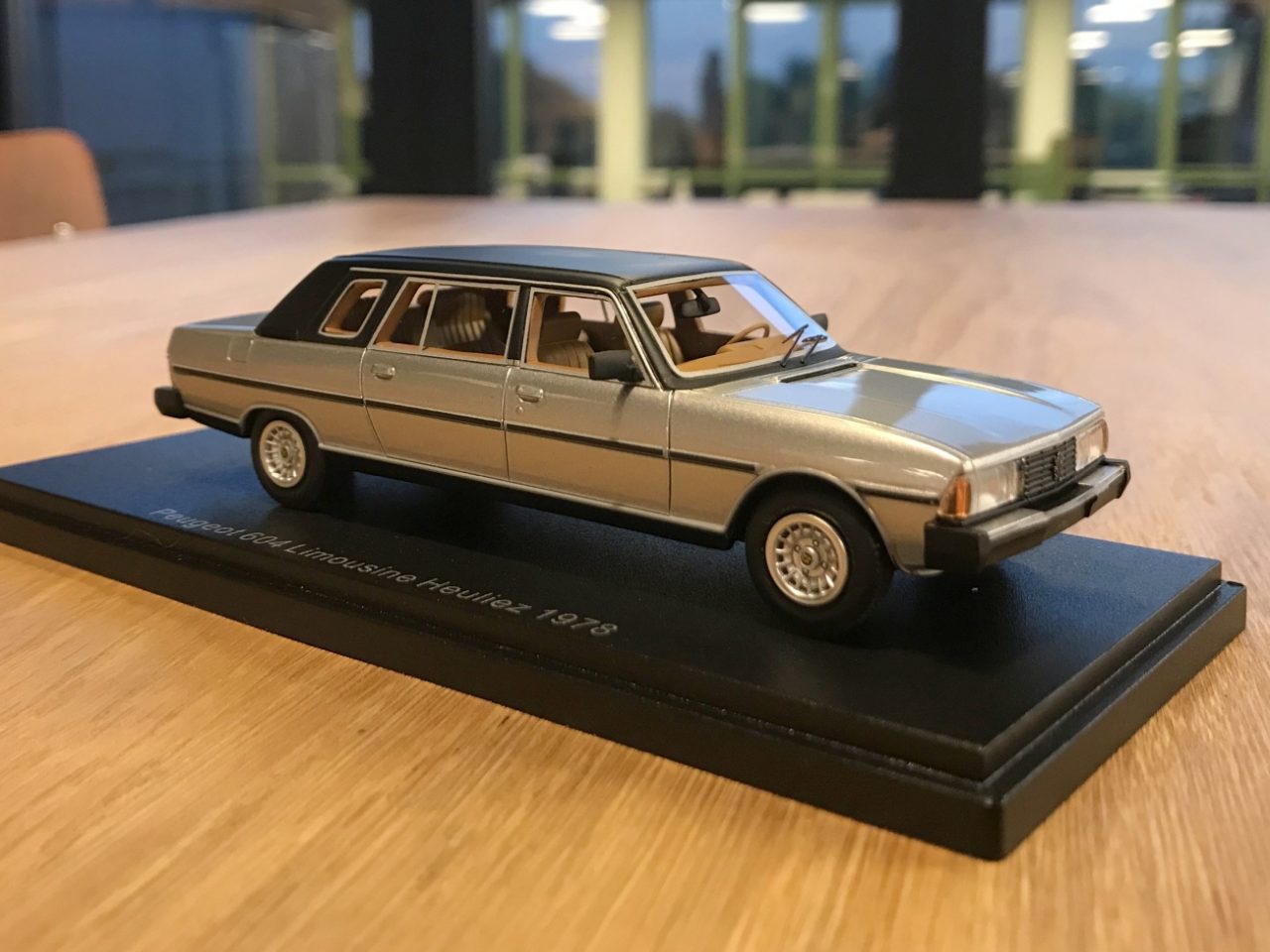 Een model van een Peugeot 604 Limousine Heuliez zittend op een tafel.
