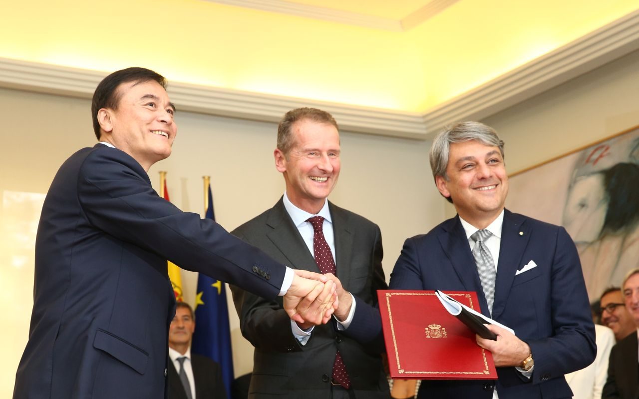 Drie mannen in pak schudden elkaar de hand in China.