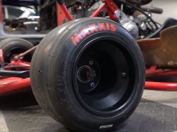 Een rode skelter staat in een garage.