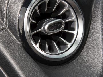 Een close-up van de ventilatieopening in een auto uit de B-klasse.