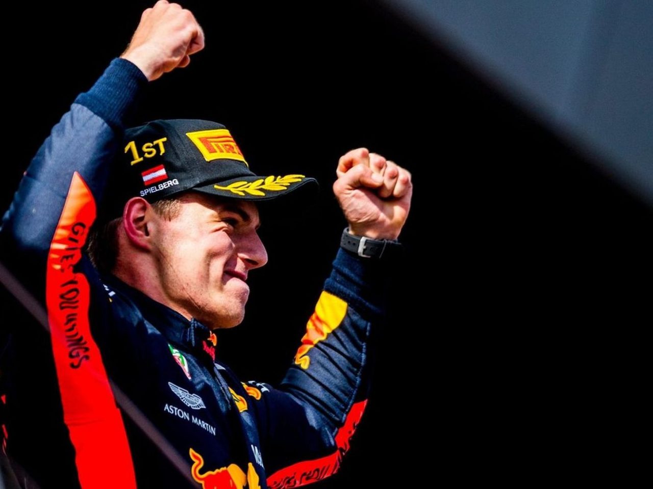 Een Formule 1 op Zandvoort-coureur viert feest met zijn vuist.