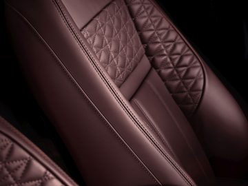 Een close-up van de leren stoelen in een Range Rover Evoque.