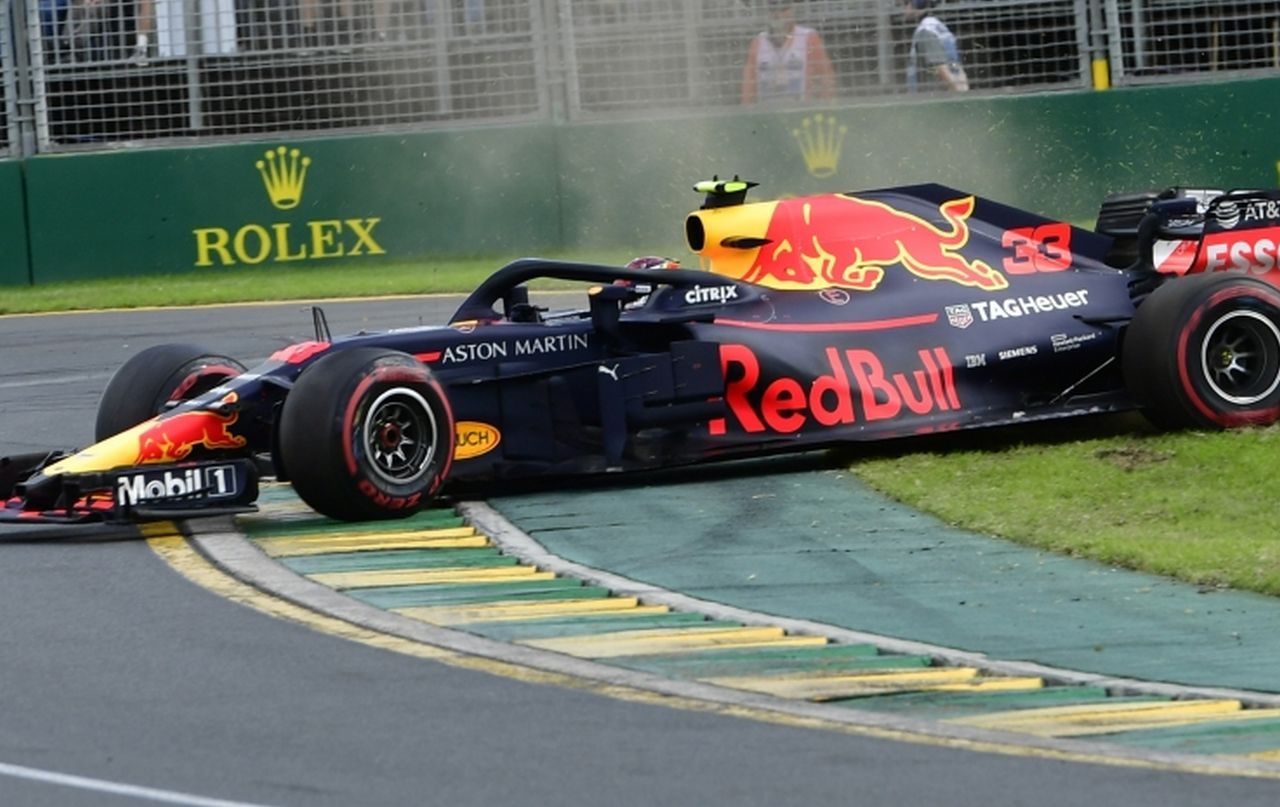 Een Red Bull-racewagen met coureurs op de baan.