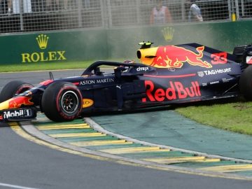 Een Red Bull-racewagen met coureurs op de baan.