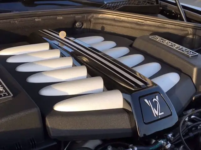 De motorkap van een Rolls-Royce met een witte motor.