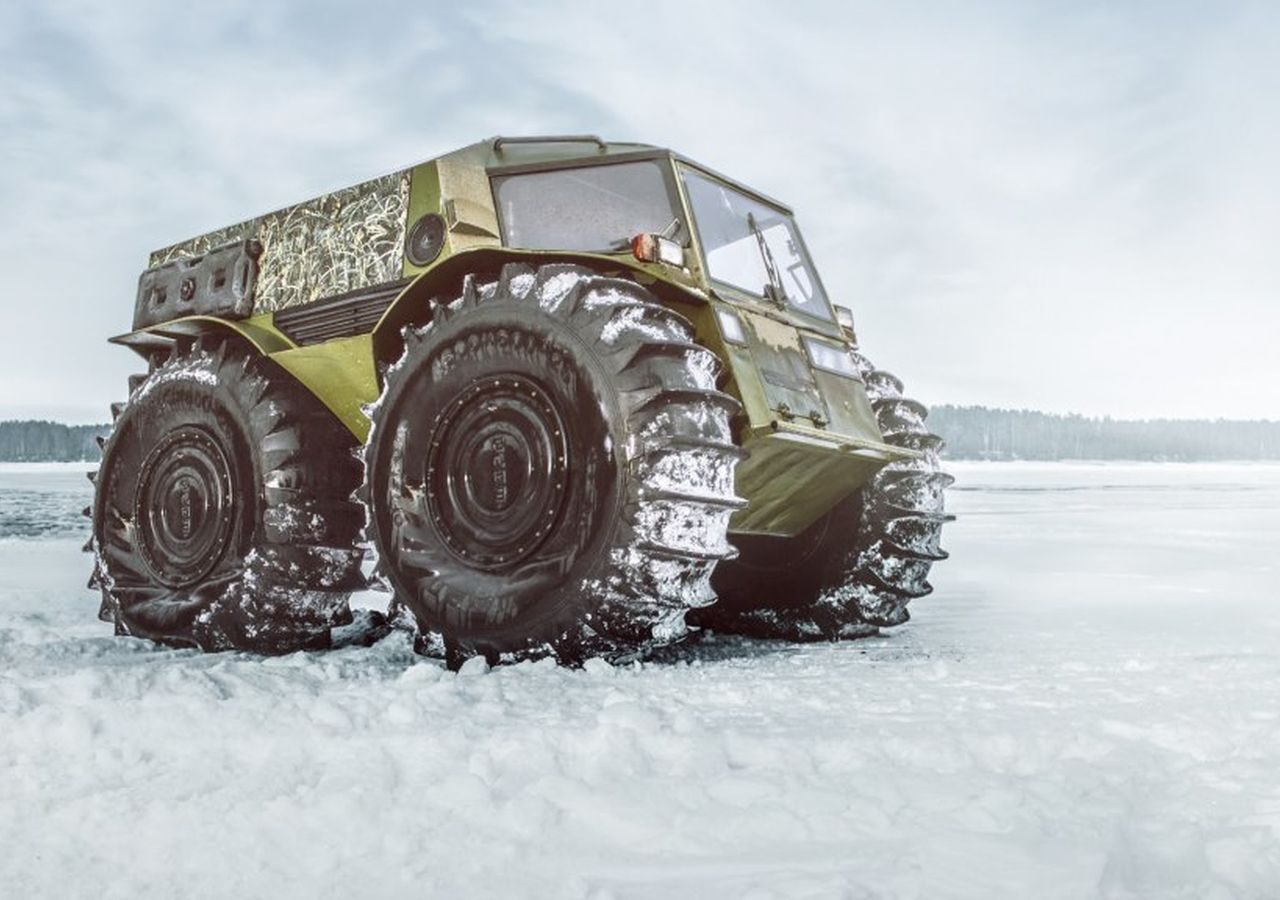 Een groot militair Sherp-voertuig op een besneeuwd veld.