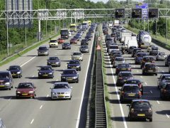 Een groot aantal auto's rijdt met de maximale snelheid op een snelweg.