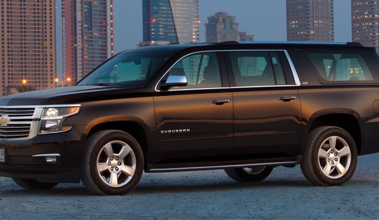 Een zwarte Chevrolet Suburban staat geparkeerd voor een stad in Canada.