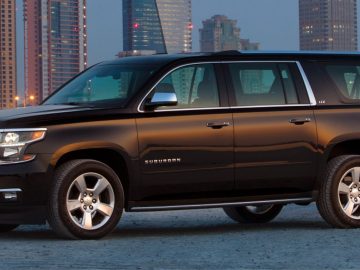 Een zwarte Chevrolet Suburban staat geparkeerd voor een stad in Canada.
