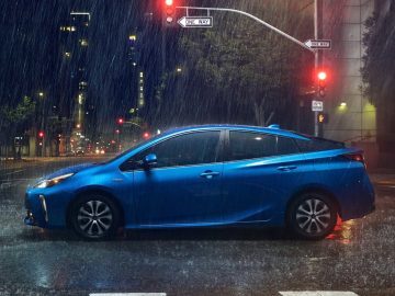 2019 Toyota Prius in de regen.