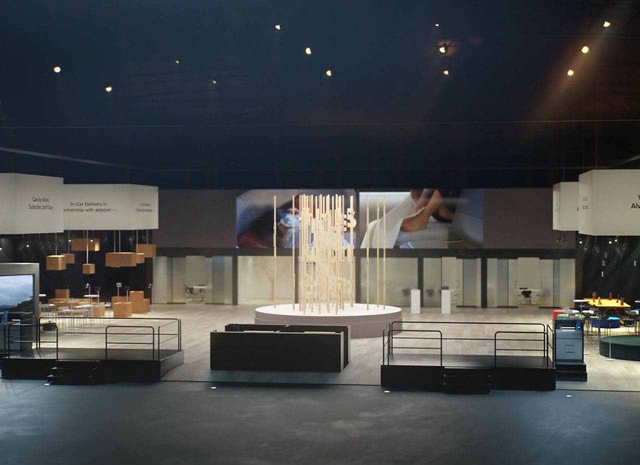 Een grote zaal met veel licht, een groot podium en een prominente Volvo-display.