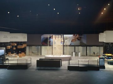 Een grote zaal met veel licht, een groot podium en een prominente Volvo-display.