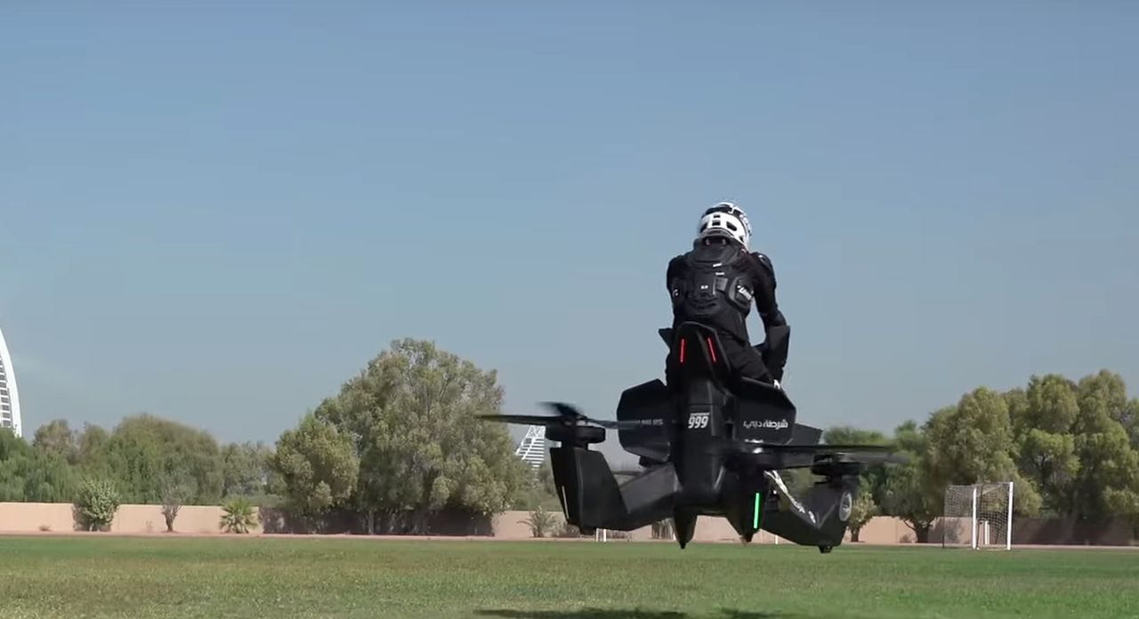 Een man archiveert een drone voor de Burj Khalifa.