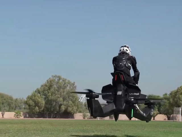 Een man archiveert een drone voor de Burj Khalifa.