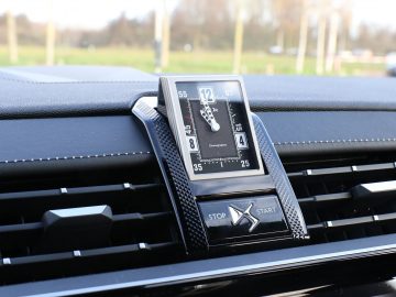 Het dashboard van een DS 7 Crossback met een GPS-apparaat erop.