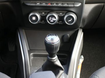 Een Dacia Duster met een shifter en knoppen op het dashboard.
