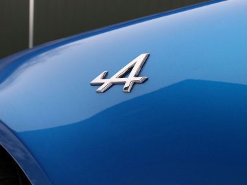 Een Alpine A110, een blauwe auto met het nummer 4 op de motorkap.