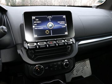 Het dashboard van een Alpine A110 met een GPS-scherm.