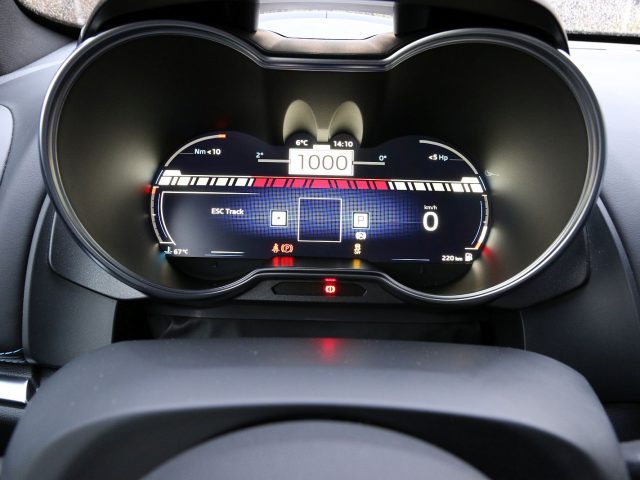 Het dashboard van een Alpine A110 met een digitaal display.