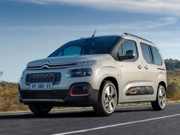 De nieuwe Citroen Berlingo rijdt over de weg.