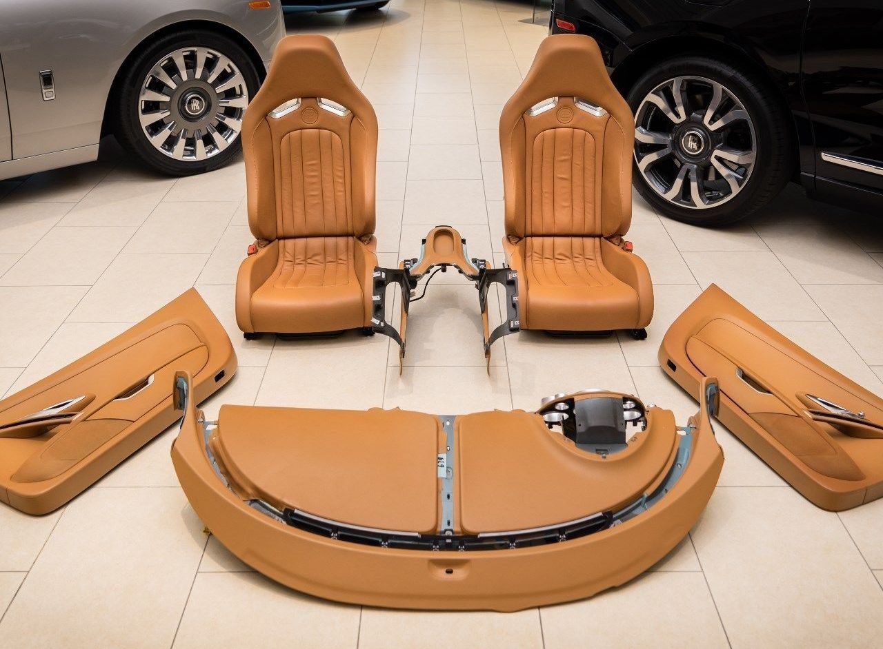 Een set bruinleren stoelen in een Bugatti-showroom.