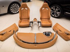 Een set bruinleren stoelen in een Bugatti-showroom.