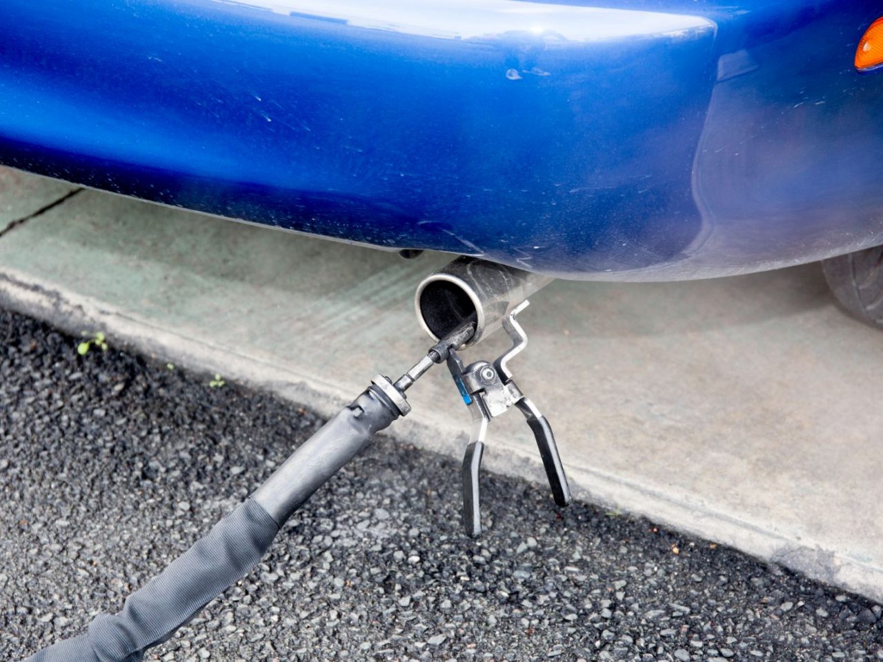 Een blauwe auto met een Verdeeldheid binnen EU boven uitstootnorm eraan verbonden.