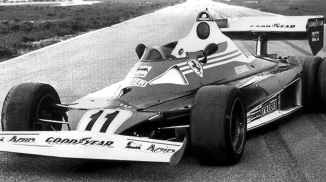 Een zwart-witfoto van een Ferrari-raceauto.