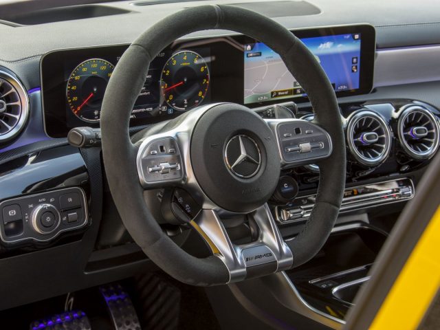 Het dashboard van een Mercedes-Benz C-Klasse AMG.